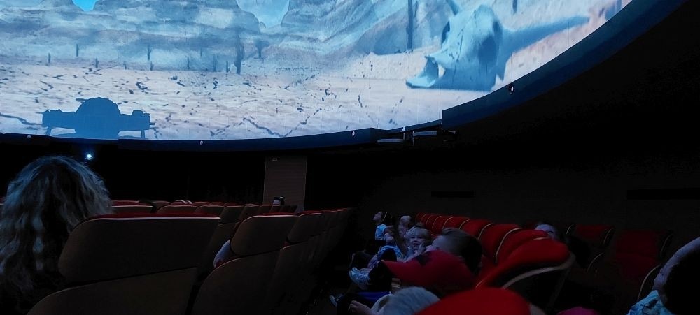 6 czerwca uczniowie klas pierwszych postanowili wybrać się na wycieczkę do Olsztyna, by tam odwiedzić miejscowe Planetarium i Obserwatorium. Po solidnej dawce wiedzy na temat kosmosu przyszła pora na odrobinę szaleństwa w parku trampolin. Jak widać po zdjęciach, bawiliśmy się wyśmienicie. 