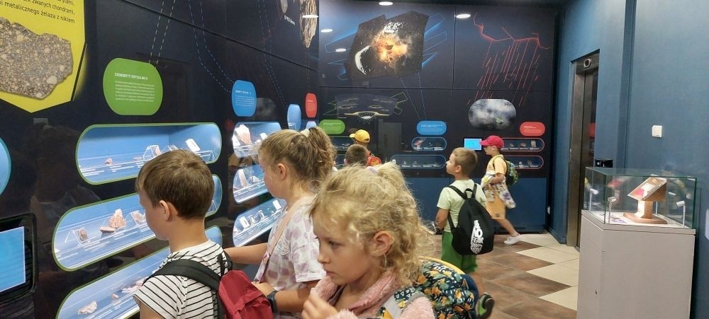 6 czerwca uczniowie klas pierwszych postanowili wybrać się na wycieczkę do Olsztyna, by tam odwiedzić miejscowe Planetarium i Obserwatorium. Po solidnej dawce wiedzy na temat kosmosu przyszła pora na odrobinę szaleństwa w parku trampolin. Jak widać po zdjęciach, bawiliśmy się wyśmienicie. 