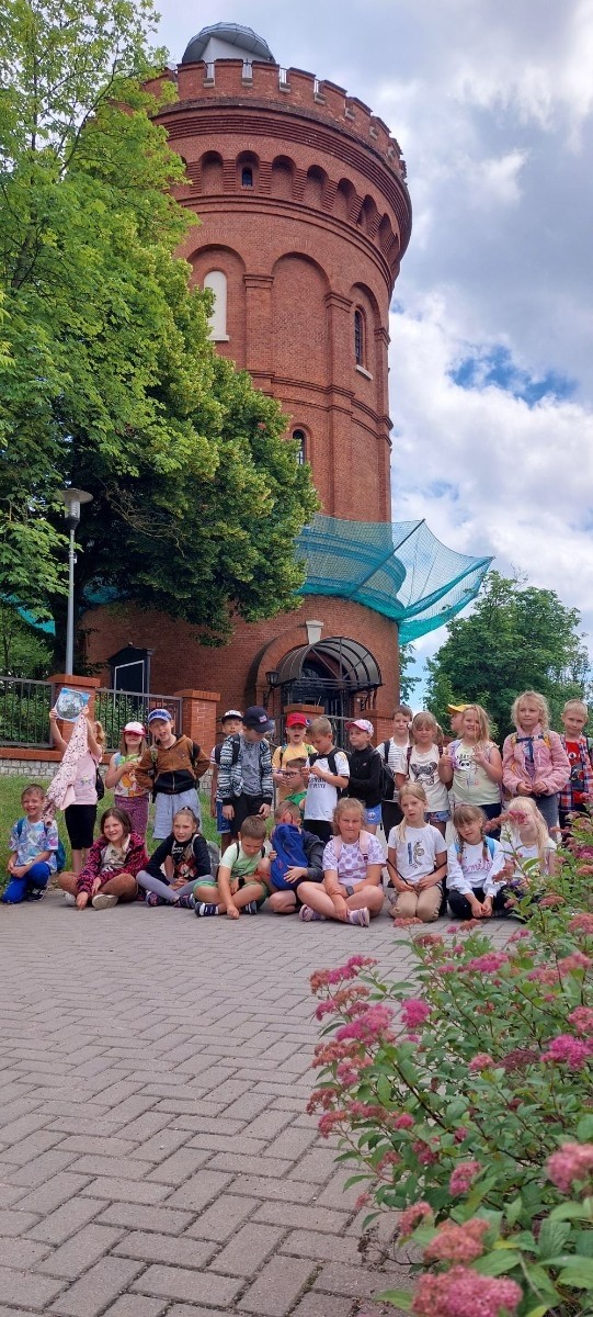 6 czerwca uczniowie klas pierwszych postanowili wybrać się na wycieczkę do Olsztyna, by tam odwiedzić miejscowe Planetarium i Obserwatorium. Po solidnej dawce wiedzy na temat kosmosu przyszła pora na odrobinę szaleństwa w parku trampolin. Jak widać po zdjęciach, bawiliśmy się wyśmienicie. 