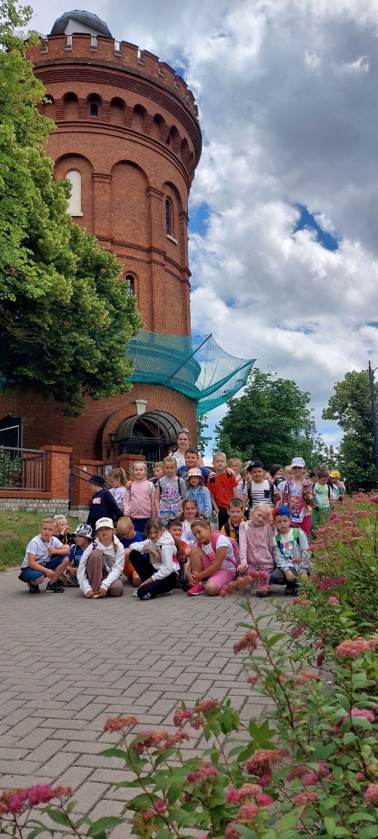 6 czerwca uczniowie klas pierwszych postanowili wybrać się na wycieczkę do Olsztyna, by tam odwiedzić miejscowe Planetarium i Obserwatorium. Po solidnej dawce wiedzy na temat kosmosu przyszła pora na odrobinę szaleństwa w parku trampolin. Jak widać po zdjęciach, bawiliśmy się wyśmienicie. 