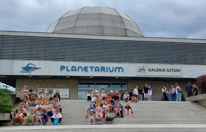 6 czerwca uczniowie klas pierwszych postanowili wybrać się na wycieczkę do Olsztyna, by tam odwiedzić miejscowe Planetarium i Obserwatorium. Po solidnej dawce wiedzy na temat kosmosu przyszła pora na odrobinę szaleństwa w parku trampolin. Jak widać po zdjęciach, bawiliśmy się wyśmienicie. 