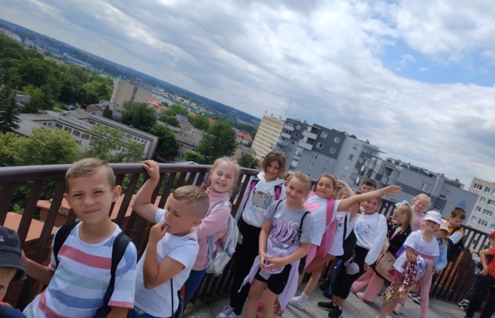 6 czerwca uczniowie klas pierwszych postanowili wybrać się na wycieczkę do Olsztyna, by tam odwiedzić miejscowe Planetarium i Obserwatorium. Po solidnej dawce wiedzy na temat kosmosu przyszła pora na odrobinę szaleństwa w parku trampolin. Jak widać po zdjęciach, bawiliśmy się wyśmienicie. 