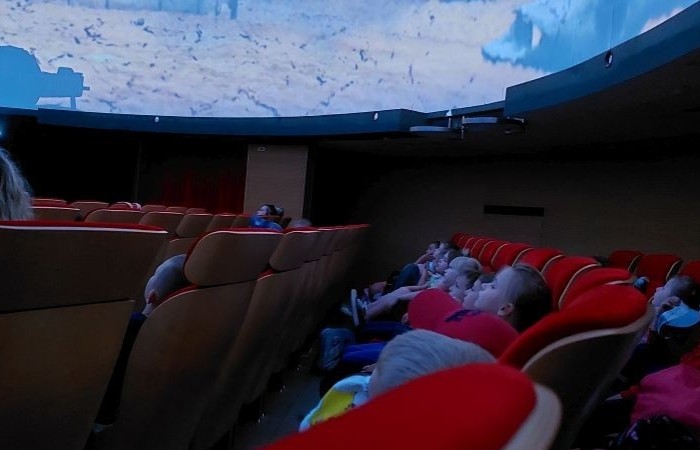 6 czerwca uczniowie klas pierwszych postanowili wybrać się na wycieczkę do Olsztyna, by tam odwiedzić miejscowe Planetarium i Obserwatorium. Po solidnej dawce wiedzy na temat kosmosu przyszła pora na odrobinę szaleństwa w parku trampolin. Jak widać po zdjęciach, bawiliśmy się wyśmienicie. 