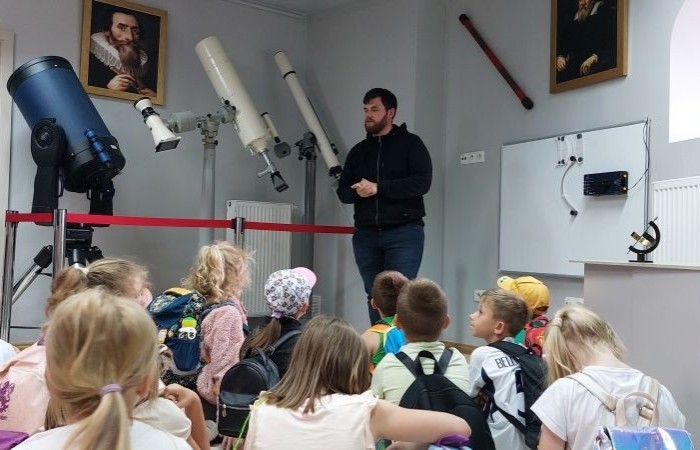 6 czerwca uczniowie klas pierwszych postanowili wybrać się na wycieczkę do Olsztyna, by tam odwiedzić miejscowe Planetarium i Obserwatorium. Po solidnej dawce wiedzy na temat kosmosu przyszła pora na odrobinę szaleństwa w parku trampolin. Jak widać po zdjęciach, bawiliśmy się wyśmienicie. 