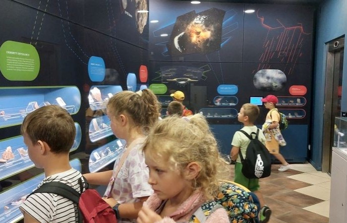 6 czerwca uczniowie klas pierwszych postanowili wybrać się na wycieczkę do Olsztyna, by tam odwiedzić miejscowe Planetarium i Obserwatorium. Po solidnej dawce wiedzy na temat kosmosu przyszła pora na odrobinę szaleństwa w parku trampolin. Jak widać po zdjęciach, bawiliśmy się wyśmienicie. 