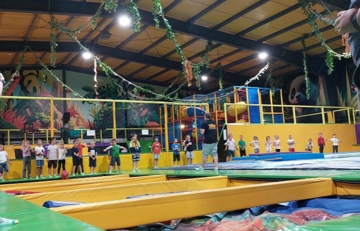 6 czerwca uczniowie klas pierwszych postanowili wybrać się na wycieczkę do Olsztyna, by tam odwiedzić miejscowe Planetarium i Obserwatorium. Po solidnej dawce wiedzy na temat kosmosu przyszła pora na odrobinę szaleństwa w parku trampolin. Jak widać po zdjęciach, bawiliśmy się wyśmienicie. 