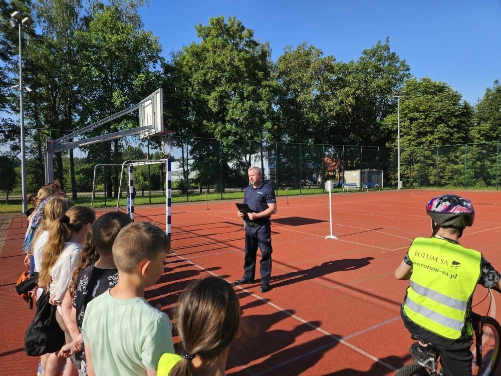 Dnia 7.06.2024 r. uczniowie naszej szkoły zdali egzamin z Bezpieczeństwa Ruchu Drogowego. Egzamin teoretyczny i praktyczny z wynikiem pozytywnym osiągnęło 56 uczniów. Wszystkie wskazówki bezpiecznej drogi i zasady poruszania się po drogach przypomnieli nam policjanci z Komisariatu w Pasłęku. Aktywnie pomagali przy organizacji egzaminu praktycznego na kartę rowerową: asp. szt. Piotr Pawlikowski , st. asp. Karol Paluch , mł. asp. Agnieszka Sierpińska oraz pedagog szkolny Beata Ziębicka .
Dziękujemy za wsparcie !!!  
Uczniowie bezpieczne zachowania na drodze promowali także w konkursie plastycznym „Safe Bike ‘’ nawiązując do ekologicznych środków transportu. Czekamy na wyniki konkursu-trzymajcie kciuki !!! 