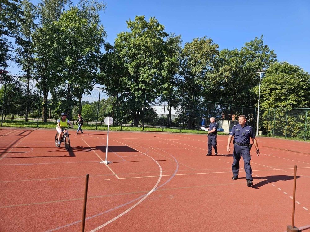 Dnia 7.06.2024 r. uczniowie naszej szkoły zdali egzamin z Bezpieczeństwa Ruchu Drogowego. Egzamin teoretyczny i praktyczny z wynikiem pozytywnym osiągnęło 56 uczniów. Wszystkie wskazówki bezpiecznej drogi i zasady poruszania się po drogach przypomnieli nam policjanci z Komisariatu w Pasłęku. Aktywnie pomagali przy organizacji egzaminu praktycznego na kartę rowerową: asp. szt. Piotr Pawlikowski , st. asp. Karol Paluch , mł. asp. Agnieszka Sierpińska oraz pedagog szkolny Beata Ziębicka .
Dziękujemy za wsparcie !!!  
Uczniowie bezpieczne zachowania na drodze promowali także w konkursie plastycznym „Safe Bike ‘’ nawiązując do ekologicznych środków transportu. Czekamy na wyniki konkursu-trzymajcie kciuki !!! 