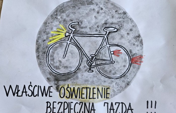 Dnia 7.06.2024 r. uczniowie naszej szkoły zdali egzamin z Bezpieczeństwa Ruchu Drogowego. Egzamin teoretyczny i praktyczny z wynikiem pozytywnym osiągnęło 56 uczniów. Wszystkie wskazówki bezpiecznej drogi i zasady poruszania się po drogach przypomnieli nam policjanci z Komisariatu w Pasłęku. Aktywnie pomagali przy organizacji egzaminu praktycznego na kartę rowerową: asp. szt. Piotr Pawlikowski , st. asp. Karol Paluch , mł. asp. Agnieszka Sierpińska oraz pedagog szkolny Beata Ziębicka .
Dziękujemy za wsparcie !!!  
Uczniowie bezpieczne zachowania na drodze promowali także w konkursie plastycznym „Safe Bike ‘’ nawiązując do ekologicznych środków transportu. Czekamy na wyniki konkursu-trzymajcie kciuki !!! 