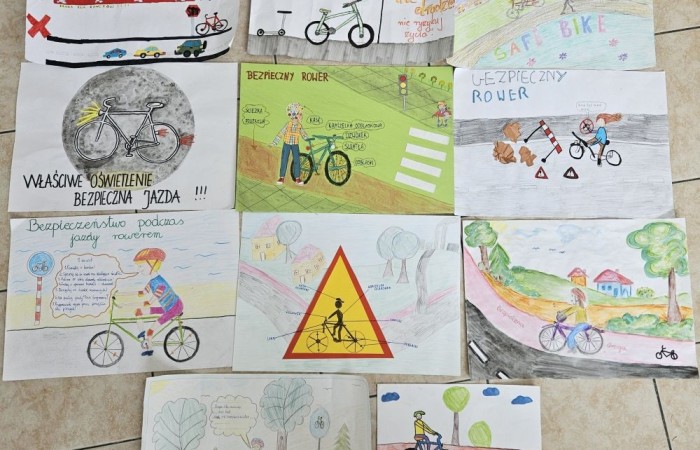 Dnia 7.06.2024 r. uczniowie naszej szkoły zdali egzamin z Bezpieczeństwa Ruchu Drogowego. Egzamin teoretyczny i praktyczny z wynikiem pozytywnym osiągnęło 56 uczniów. Wszystkie wskazówki bezpiecznej drogi i zasady poruszania się po drogach przypomnieli nam policjanci z Komisariatu w Pasłęku. Aktywnie pomagali przy organizacji egzaminu praktycznego na kartę rowerową: asp. szt. Piotr Pawlikowski , st. asp. Karol Paluch , mł. asp. Agnieszka Sierpińska oraz pedagog szkolny Beata Ziębicka .
Dziękujemy za wsparcie !!!  
Uczniowie bezpieczne zachowania na drodze promowali także w konkursie plastycznym „Safe Bike ‘’ nawiązując do ekologicznych środków transportu. Czekamy na wyniki konkursu-trzymajcie kciuki !!! 