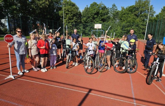 Dnia 7.06.2024 r. uczniowie naszej szkoły zdali egzamin z Bezpieczeństwa Ruchu Drogowego. Egzamin teoretyczny i praktyczny z wynikiem pozytywnym osiągnęło 56 uczniów. Wszystkie wskazówki bezpiecznej drogi i zasady poruszania się po drogach przypomnieli nam policjanci z Komisariatu w Pasłęku. Aktywnie pomagali przy organizacji egzaminu praktycznego na kartę rowerową: asp. szt. Piotr Pawlikowski , st. asp. Karol Paluch , mł. asp. Agnieszka Sierpińska oraz pedagog szkolny Beata Ziębicka .
Dziękujemy za wsparcie !!!  
Uczniowie bezpieczne zachowania na drodze promowali także w konkursie plastycznym „Safe Bike ‘’ nawiązując do ekologicznych środków transportu. Czekamy na wyniki konkursu-trzymajcie kciuki !!! 