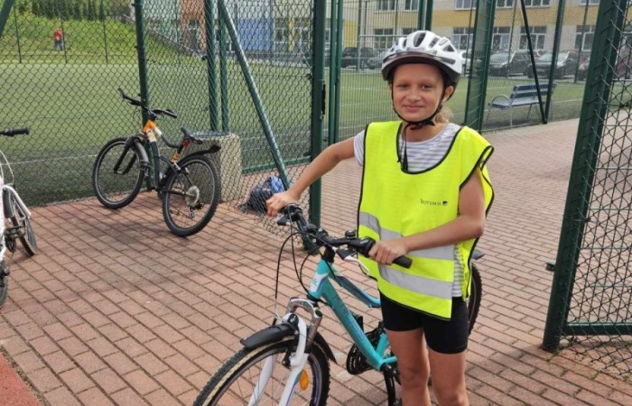 Dnia 7.06.2024 r. uczniowie naszej szkoły zdali egzamin z Bezpieczeństwa Ruchu Drogowego. Egzamin teoretyczny i praktyczny z wynikiem pozytywnym osiągnęło 56 uczniów. Wszystkie wskazówki bezpiecznej drogi i zasady poruszania się po drogach przypomnieli nam policjanci z Komisariatu w Pasłęku. Aktywnie pomagali przy organizacji egzaminu praktycznego na kartę rowerową: asp. szt. Piotr Pawlikowski , st. asp. Karol Paluch , mł. asp. Agnieszka Sierpińska oraz pedagog szkolny Beata Ziębicka .
Dziękujemy za wsparcie !!!  
Uczniowie bezpieczne zachowania na drodze promowali także w konkursie plastycznym „Safe Bike ‘’ nawiązując do ekologicznych środków transportu. Czekamy na wyniki konkursu-trzymajcie kciuki !!! 