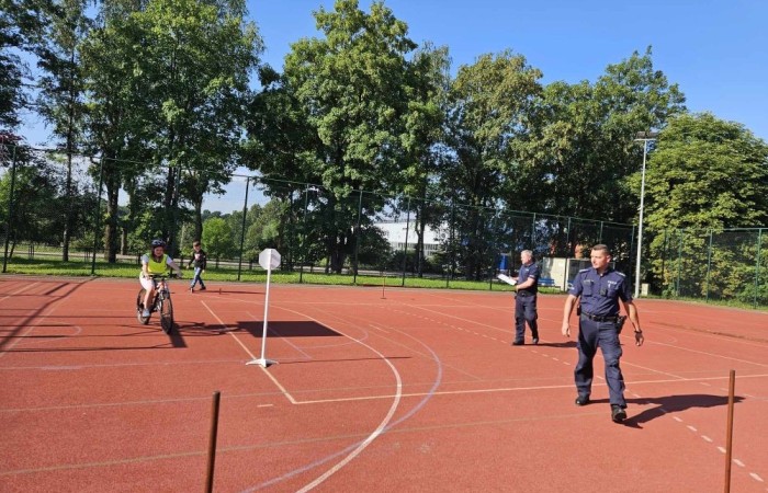 Dnia 7.06.2024 r. uczniowie naszej szkoły zdali egzamin z Bezpieczeństwa Ruchu Drogowego. Egzamin teoretyczny i praktyczny z wynikiem pozytywnym osiągnęło 56 uczniów. Wszystkie wskazówki bezpiecznej drogi i zasady poruszania się po drogach przypomnieli nam policjanci z Komisariatu w Pasłęku. Aktywnie pomagali przy organizacji egzaminu praktycznego na kartę rowerową: asp. szt. Piotr Pawlikowski , st. asp. Karol Paluch , mł. asp. Agnieszka Sierpińska oraz pedagog szkolny Beata Ziębicka .
Dziękujemy za wsparcie !!!  
Uczniowie bezpieczne zachowania na drodze promowali także w konkursie plastycznym „Safe Bike ‘’ nawiązując do ekologicznych środków transportu. Czekamy na wyniki konkursu-trzymajcie kciuki !!! 