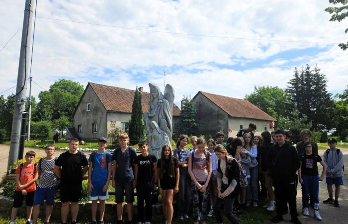 Super dzień! Za nami wizyta w zaprzyjaźnionym Aniołowie. Podczas spotkania uczestnicy wzięli udział w warsztatach międzykulturowych. Poznali doświadczenia Stowarzyszenia Aniołowo w ramach projektu Erasmus „Discovering Careers in Europe ‘’w zakresie ich współpracy z krajami UE. Poza tym, zgodnie z tematem projektu poznali zawód rolnika. Odwiedzili gospodarstwo rolników w Aniołowie. Była okazja do poznania zawodu, zwiedzania gospodarstwa, rozmów z rolnikami. Uczniowie klasy 7a i 7b poznali zasady gry w bule czyli tradycyjną francuska grę oraz zdobyli podstawowe umiejętności  żonglerki piłeczkami. Był to świetny pomysł na zabawę i integracje klas.
Dziękujemy serdecznie za miłe przyjęcie.
					
