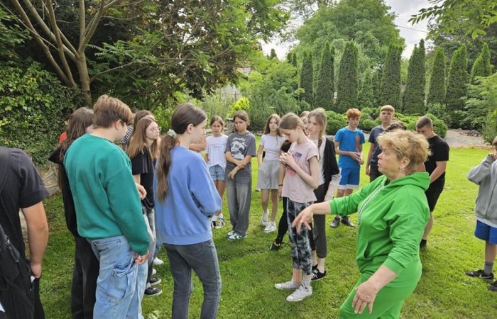 Super dzień! Za nami wizyta w zaprzyjaźnionym Aniołowie. Podczas spotkania uczestnicy wzięli udział w warsztatach międzykulturowych. Poznali doświadczenia Stowarzyszenia Aniołowo w ramach projektu Erasmus „Discovering Careers in Europe ‘’w zakresie ich współpracy z krajami UE. Poza tym, zgodnie z tematem projektu poznali zawód rolnika. Odwiedzili gospodarstwo rolników w Aniołowie. Była okazja do poznania zawodu, zwiedzania gospodarstwa, rozmów z rolnikami. Uczniowie klasy 7a i 7b poznali zasady gry w bule czyli tradycyjną francuska grę oraz zdobyli podstawowe umiejętności  żonglerki piłeczkami. Był to świetny pomysł na zabawę i integracje klas.
Dziękujemy serdecznie za miłe przyjęcie.