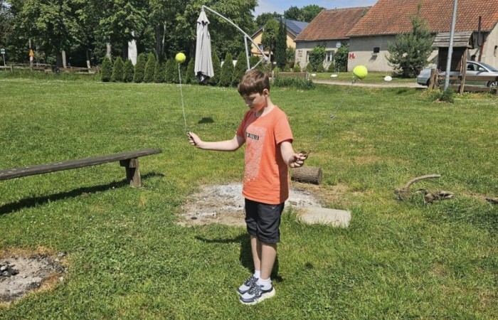 Super dzień! Za nami wizyta w zaprzyjaźnionym Aniołowie. Podczas spotkania uczestnicy wzięli udział w warsztatach międzykulturowych. Poznali doświadczenia Stowarzyszenia Aniołowo w ramach projektu Erasmus „Discovering Careers in Europe ‘’w zakresie ich współpracy z krajami UE. Poza tym, zgodnie z tematem projektu poznali zawód rolnika. Odwiedzili gospodarstwo rolników w Aniołowie. Była okazja do poznania zawodu, zwiedzania gospodarstwa, rozmów z rolnikami. Uczniowie klasy 7a i 7b poznali zasady gry w bule czyli tradycyjną francuska grę oraz zdobyli podstawowe umiejętności  żonglerki piłeczkami. Był to świetny pomysł na zabawę i integracje klas.
Dziękujemy serdecznie za miłe przyjęcie.