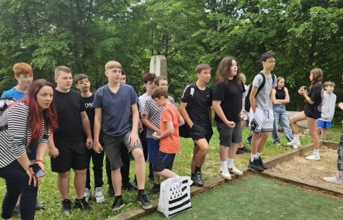 Super dzień! Za nami wizyta w zaprzyjaźnionym Aniołowie. Podczas spotkania uczestnicy wzięli udział w warsztatach międzykulturowych. Poznali doświadczenia Stowarzyszenia Aniołowo w ramach projektu Erasmus „Discovering Careers in Europe ‘’w zakresie ich współpracy z krajami UE. Poza tym, zgodnie z tematem projektu poznali zawód rolnika. Odwiedzili gospodarstwo rolników w Aniołowie. Była okazja do poznania zawodu, zwiedzania gospodarstwa, rozmów z rolnikami. Uczniowie klasy 7a i 7b poznali zasady gry w bule czyli tradycyjną francuska grę oraz zdobyli podstawowe umiejętności  żonglerki piłeczkami. Był to świetny pomysł na zabawę i integracje klas.
Dziękujemy serdecznie za miłe przyjęcie.