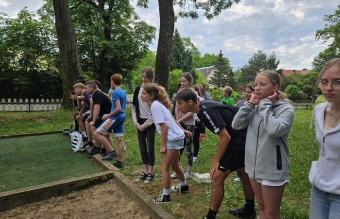 Super dzień! Za nami wizyta w zaprzyjaźnionym Aniołowie. Podczas spotkania uczestnicy wzięli udział w warsztatach międzykulturowych. Poznali doświadczenia Stowarzyszenia Aniołowo w ramach projektu Erasmus „Discovering Careers in Europe ‘’w zakresie ich współpracy z krajami UE. Poza tym, zgodnie z tematem projektu poznali zawód rolnika. Odwiedzili gospodarstwo rolników w Aniołowie. Była okazja do poznania zawodu, zwiedzania gospodarstwa, rozmów z rolnikami. Uczniowie klasy 7a i 7b poznali zasady gry w bule czyli tradycyjną francuska grę oraz zdobyli podstawowe umiejętności  żonglerki piłeczkami. Był to świetny pomysł na zabawę i integracje klas.
Dziękujemy serdecznie za miłe przyjęcie.