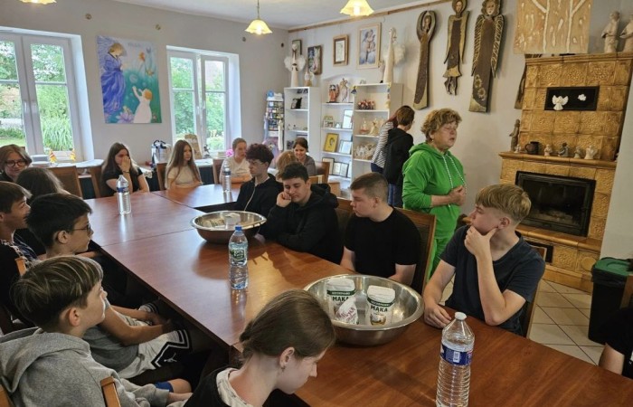 Super dzień! Za nami wizyta w zaprzyjaźnionym Aniołowie. Podczas spotkania uczestnicy wzięli udział w warsztatach międzykulturowych. Poznali doświadczenia Stowarzyszenia Aniołowo w ramach projektu Erasmus „Discovering Careers in Europe ‘’w zakresie ich współpracy z krajami UE. Poza tym, zgodnie z tematem projektu poznali zawód rolnika. Odwiedzili gospodarstwo rolników w Aniołowie. Była okazja do poznania zawodu, zwiedzania gospodarstwa, rozmów z rolnikami. Uczniowie klasy 7a i 7b poznali zasady gry w bule czyli tradycyjną francuska grę oraz zdobyli podstawowe umiejętności  żonglerki piłeczkami. Był to świetny pomysł na zabawę i integracje klas.
Dziękujemy serdecznie za miłe przyjęcie.