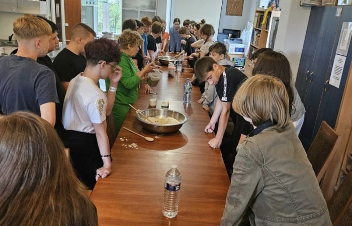 Super dzień! Za nami wizyta w zaprzyjaźnionym Aniołowie. Podczas spotkania uczestnicy wzięli udział w warsztatach międzykulturowych. Poznali doświadczenia Stowarzyszenia Aniołowo w ramach projektu Erasmus „Discovering Careers in Europe ‘’w zakresie ich współpracy z krajami UE. Poza tym, zgodnie z tematem projektu poznali zawód rolnika. Odwiedzili gospodarstwo rolników w Aniołowie. Była okazja do poznania zawodu, zwiedzania gospodarstwa, rozmów z rolnikami. Uczniowie klasy 7a i 7b poznali zasady gry w bule czyli tradycyjną francuska grę oraz zdobyli podstawowe umiejętności  żonglerki piłeczkami. Był to świetny pomysł na zabawę i integracje klas.
Dziękujemy serdecznie za miłe przyjęcie.