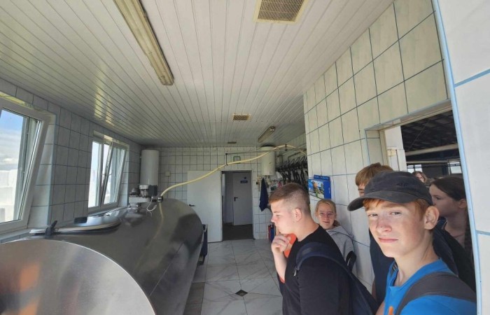 Super dzień! Za nami wizyta w zaprzyjaźnionym Aniołowie. Podczas spotkania uczestnicy wzięli udział w warsztatach międzykulturowych. Poznali doświadczenia Stowarzyszenia Aniołowo w ramach projektu Erasmus „Discovering Careers in Europe ‘’w zakresie ich współpracy z krajami UE. Poza tym, zgodnie z tematem projektu poznali zawód rolnika. Odwiedzili gospodarstwo rolników w Aniołowie. Była okazja do poznania zawodu, zwiedzania gospodarstwa, rozmów z rolnikami. Uczniowie klasy 7a i 7b poznali zasady gry w bule czyli tradycyjną francuska grę oraz zdobyli podstawowe umiejętności  żonglerki piłeczkami. Był to świetny pomysł na zabawę i integracje klas.
Dziękujemy serdecznie za miłe przyjęcie.