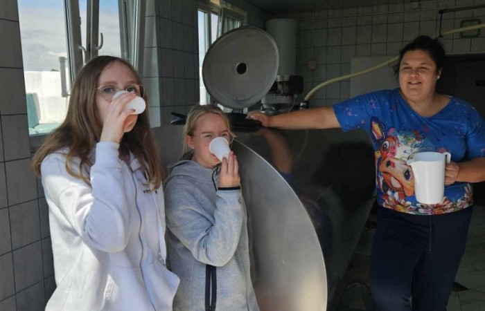 Super dzień! Za nami wizyta w zaprzyjaźnionym Aniołowie. Podczas spotkania uczestnicy wzięli udział w warsztatach międzykulturowych. Poznali doświadczenia Stowarzyszenia Aniołowo w ramach projektu Erasmus „Discovering Careers in Europe ‘’w zakresie ich współpracy z krajami UE. Poza tym, zgodnie z tematem projektu poznali zawód rolnika. Odwiedzili gospodarstwo rolników w Aniołowie. Była okazja do poznania zawodu, zwiedzania gospodarstwa, rozmów z rolnikami. Uczniowie klasy 7a i 7b poznali zasady gry w bule czyli tradycyjną francuska grę oraz zdobyli podstawowe umiejętności  żonglerki piłeczkami. Był to świetny pomysł na zabawę i integracje klas.
Dziękujemy serdecznie za miłe przyjęcie.