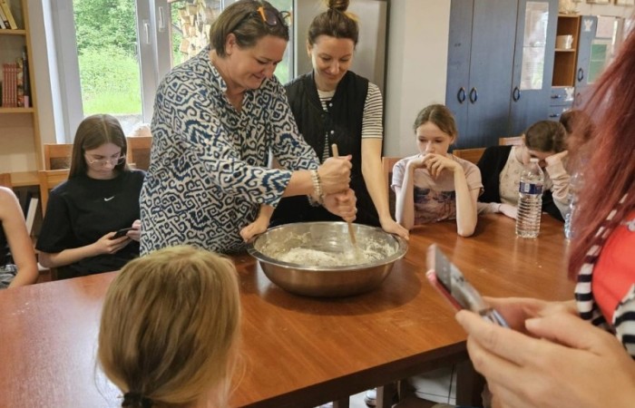 Super dzień! Za nami wizyta w zaprzyjaźnionym Aniołowie. Podczas spotkania uczestnicy wzięli udział w warsztatach międzykulturowych. Poznali doświadczenia Stowarzyszenia Aniołowo w ramach projektu Erasmus „Discovering Careers in Europe ‘’w zakresie ich współpracy z krajami UE. Poza tym, zgodnie z tematem projektu poznali zawód rolnika. Odwiedzili gospodarstwo rolników w Aniołowie. Była okazja do poznania zawodu, zwiedzania gospodarstwa, rozmów z rolnikami. Uczniowie klasy 7a i 7b poznali zasady gry w bule czyli tradycyjną francuska grę oraz zdobyli podstawowe umiejętności  żonglerki piłeczkami. Był to świetny pomysł na zabawę i integracje klas.
Dziękujemy serdecznie za miłe przyjęcie.