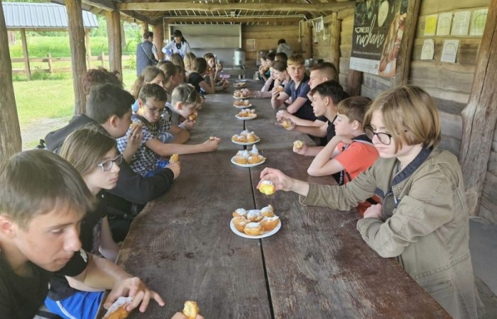 Super dzień! Za nami wizyta w zaprzyjaźnionym Aniołowie. Podczas spotkania uczestnicy wzięli udział w warsztatach międzykulturowych. Poznali doświadczenia Stowarzyszenia Aniołowo w ramach projektu Erasmus „Discovering Careers in Europe ‘’w zakresie ich współpracy z krajami UE. Poza tym, zgodnie z tematem projektu poznali zawód rolnika. Odwiedzili gospodarstwo rolników w Aniołowie. Była okazja do poznania zawodu, zwiedzania gospodarstwa, rozmów z rolnikami. Uczniowie klasy 7a i 7b poznali zasady gry w bule czyli tradycyjną francuska grę oraz zdobyli podstawowe umiejętności  żonglerki piłeczkami. Był to świetny pomysł na zabawę i integracje klas.
Dziękujemy serdecznie za miłe przyjęcie.