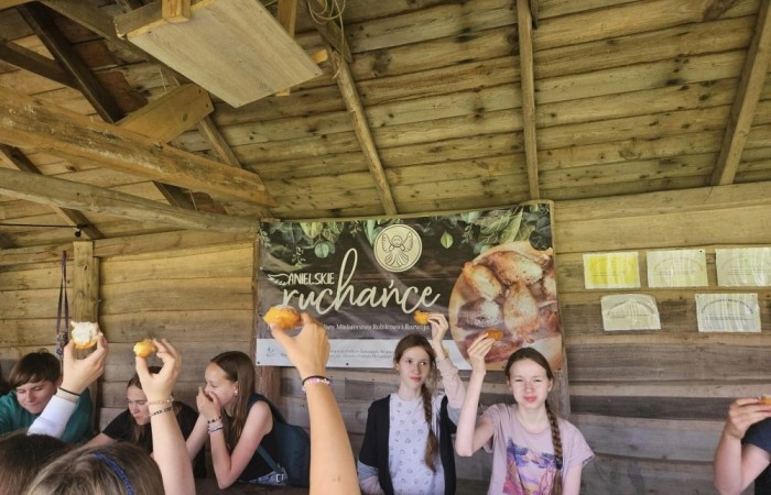 Super dzień! Za nami wizyta w zaprzyjaźnionym Aniołowie. Podczas spotkania uczestnicy wzięli udział w warsztatach międzykulturowych. Poznali doświadczenia Stowarzyszenia Aniołowo w ramach projektu Erasmus „Discovering Careers in Europe ‘’w zakresie ich współpracy z krajami UE. Poza tym, zgodnie z tematem projektu poznali zawód rolnika. Odwiedzili gospodarstwo rolników w Aniołowie. Była okazja do poznania zawodu, zwiedzania gospodarstwa, rozmów z rolnikami. Uczniowie klasy 7a i 7b poznali zasady gry w bule czyli tradycyjną francuska grę oraz zdobyli podstawowe umiejętności  żonglerki piłeczkami. Był to świetny pomysł na zabawę i integracje klas.
Dziękujemy serdecznie za miłe przyjęcie.