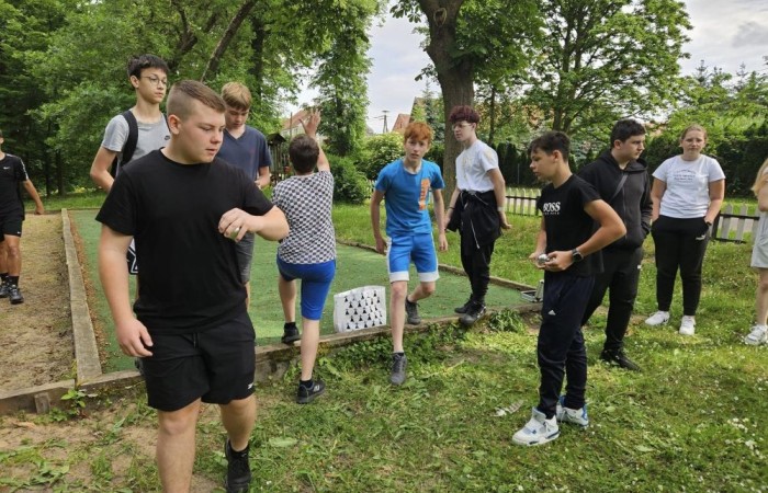 Super dzień! Za nami wizyta w zaprzyjaźnionym Aniołowie. Podczas spotkania uczestnicy wzięli udział w warsztatach międzykulturowych. Poznali doświadczenia Stowarzyszenia Aniołowo w ramach projektu Erasmus „Discovering Careers in Europe ‘’w zakresie ich współpracy z krajami UE. Poza tym, zgodnie z tematem projektu poznali zawód rolnika. Odwiedzili gospodarstwo rolników w Aniołowie. Była okazja do poznania zawodu, zwiedzania gospodarstwa, rozmów z rolnikami. Uczniowie klasy 7a i 7b poznali zasady gry w bule czyli tradycyjną francuska grę oraz zdobyli podstawowe umiejętności  żonglerki piłeczkami. Był to świetny pomysł na zabawę i integracje klas.
Dziękujemy serdecznie za miłe przyjęcie.