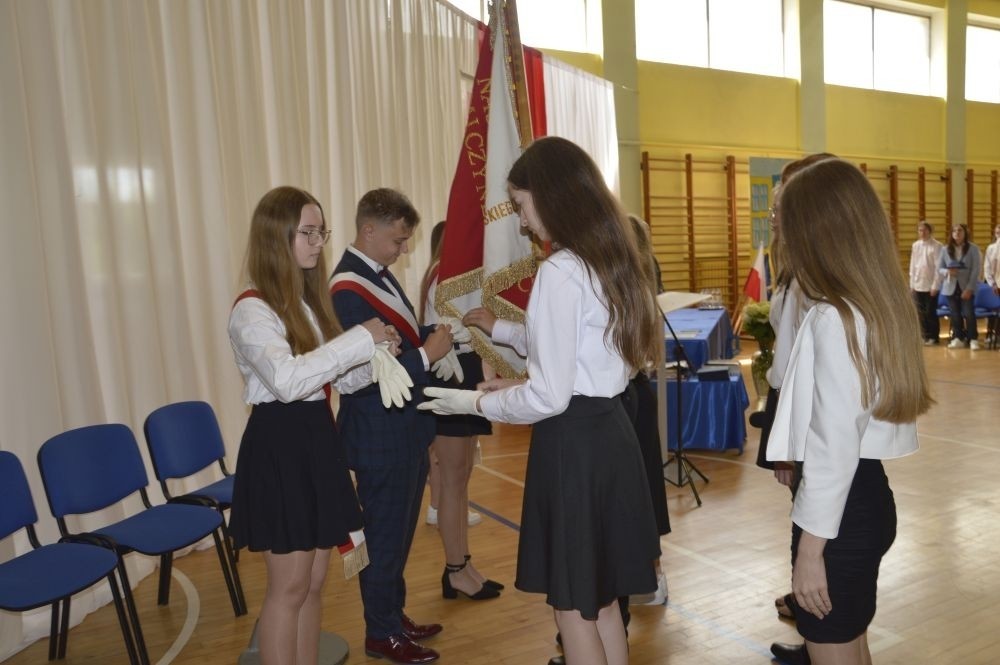 Dnia 20 czerwca odbyło się uroczyste zakończenie roku klas ósmych. Wśród zaproszonych gości była Burmistrz Pasłęka pani Elżbieta Wasiuk, pan Piotr Borysewicz wiceprezes klubu sportowego Polonii Pasłęk, trener  lekkiej atletyki oraz przewodnicząca Rady Rodziców pani Anna Szymanek. Uroczystość rozpoczęła się od przekazania pocztu sztandarowego uczniom klasom siódmym. Następnie wychowawcy klas i pani dyrektor Agnieszka Cieklińska wręczyli nagrody uczniom kończącym szkołę z wyróżnieniem a ich rodzicom listy gratulacyjne. Wszyscy uczniowie z klasy 8a i 8b otrzymali świadectwo ukończenia Szkoły Podstawowej nr 2.Gratulacje !
 Uroczystość uświetniły piosenki w wykonaniu dziewcząt z klasy 6 b i Jakuba Parzycha z klasy 5b. Naszym absolwentom życzymy sukcesów i chcielibyśmy by zawsze pamiętali o latach spędzonych w naszej „Dwójce”.
