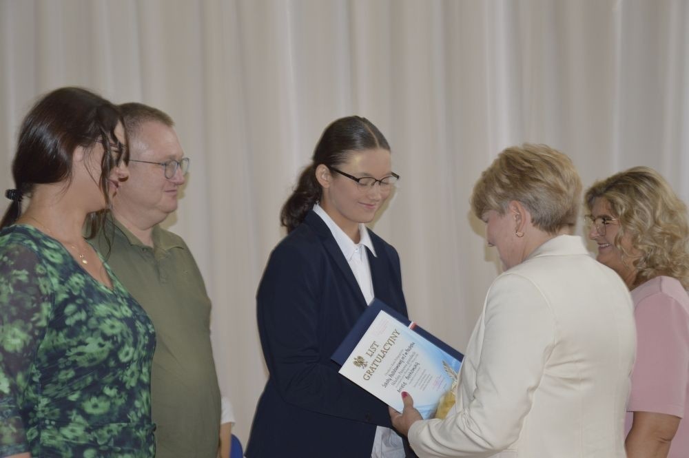 Dnia 20 czerwca odbyło się uroczyste zakończenie roku klas ósmych. Wśród zaproszonych gości była Burmistrz Pasłęka pani Elżbieta Wasiuk, pan Piotr Borysewicz wiceprezes klubu sportowego Polonii Pasłęk, trener  lekkiej atletyki oraz przewodnicząca Rady Rodziców pani Anna Szymanek. Uroczystość rozpoczęła się od przekazania pocztu sztandarowego uczniom klasom siódmym. Następnie wychowawcy klas i pani dyrektor Agnieszka Cieklińska wręczyli nagrody uczniom kończącym szkołę z wyróżnieniem a ich rodzicom listy gratulacyjne. Wszyscy uczniowie z klasy 8a i 8b otrzymali świadectwo ukończenia Szkoły Podstawowej nr 2.Gratulacje !
 Uroczystość uświetniły piosenki w wykonaniu dziewcząt z klasy 6 b i Jakuba Parzycha z klasy 5b. Naszym absolwentom życzymy sukcesów i chcielibyśmy by zawsze pamiętali o latach spędzonych w naszej „Dwójce”.
