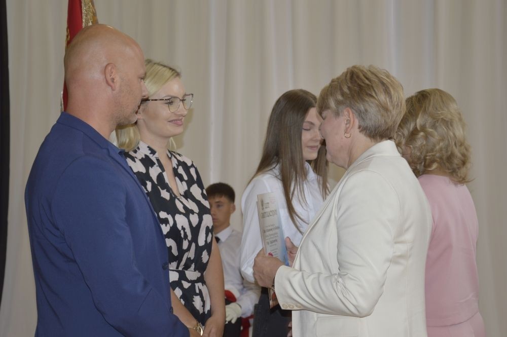 Dnia 20 czerwca odbyło się uroczyste zakończenie roku klas ósmych. Wśród zaproszonych gości była Burmistrz Pasłęka pani Elżbieta Wasiuk, pan Piotr Borysewicz wiceprezes klubu sportowego Polonii Pasłęk, trener  lekkiej atletyki oraz przewodnicząca Rady Rodziców pani Anna Szymanek. Uroczystość rozpoczęła się od przekazania pocztu sztandarowego uczniom klasom siódmym. Następnie wychowawcy klas i pani dyrektor Agnieszka Cieklińska wręczyli nagrody uczniom kończącym szkołę z wyróżnieniem a ich rodzicom listy gratulacyjne. Wszyscy uczniowie z klasy 8a i 8b otrzymali świadectwo ukończenia Szkoły Podstawowej nr 2.Gratulacje !
 Uroczystość uświetniły piosenki w wykonaniu dziewcząt z klasy 6 b i Jakuba Parzycha z klasy 5b. Naszym absolwentom życzymy sukcesów i chcielibyśmy by zawsze pamiętali o latach spędzonych w naszej „Dwójce”.
