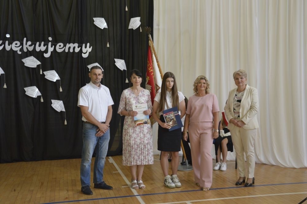 Dnia 20 czerwca odbyło się uroczyste zakończenie roku klas ósmych. Wśród zaproszonych gości była Burmistrz Pasłęka pani Elżbieta Wasiuk, pan Piotr Borysewicz wiceprezes klubu sportowego Polonii Pasłęk, trener  lekkiej atletyki oraz przewodnicząca Rady Rodziców pani Anna Szymanek. Uroczystość rozpoczęła się od przekazania pocztu sztandarowego uczniom klasom siódmym. Następnie wychowawcy klas i pani dyrektor Agnieszka Cieklińska wręczyli nagrody uczniom kończącym szkołę z wyróżnieniem a ich rodzicom listy gratulacyjne. Wszyscy uczniowie z klasy 8a i 8b otrzymali świadectwo ukończenia Szkoły Podstawowej nr 2.Gratulacje !
 Uroczystość uświetniły piosenki w wykonaniu dziewcząt z klasy 6 b i Jakuba Parzycha z klasy 5b. Naszym absolwentom życzymy sukcesów i chcielibyśmy by zawsze pamiętali o latach spędzonych w naszej „Dwójce”.
