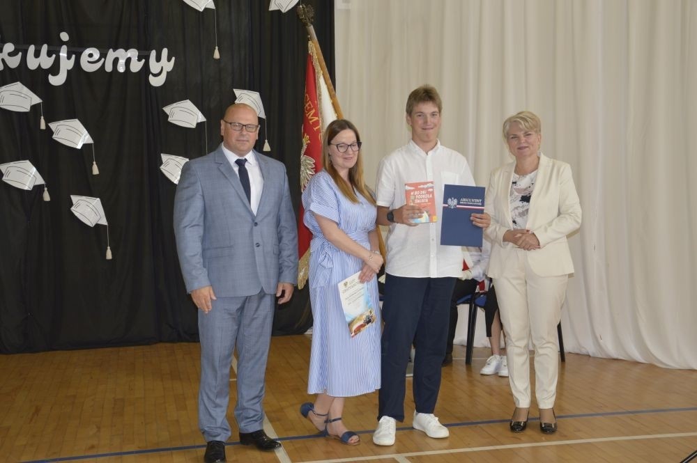 Dnia 20 czerwca odbyło się uroczyste zakończenie roku klas ósmych. Wśród zaproszonych gości była Burmistrz Pasłęka pani Elżbieta Wasiuk, pan Piotr Borysewicz wiceprezes klubu sportowego Polonii Pasłęk, trener  lekkiej atletyki oraz przewodnicząca Rady Rodziców pani Anna Szymanek. Uroczystość rozpoczęła się od przekazania pocztu sztandarowego uczniom klasom siódmym. Następnie wychowawcy klas i pani dyrektor Agnieszka Cieklińska wręczyli nagrody uczniom kończącym szkołę z wyróżnieniem a ich rodzicom listy gratulacyjne. Wszyscy uczniowie z klasy 8a i 8b otrzymali świadectwo ukończenia Szkoły Podstawowej nr 2.Gratulacje !
 Uroczystość uświetniły piosenki w wykonaniu dziewcząt z klasy 6 b i Jakuba Parzycha z klasy 5b. Naszym absolwentom życzymy sukcesów i chcielibyśmy by zawsze pamiętali o latach spędzonych w naszej „Dwójce”.
