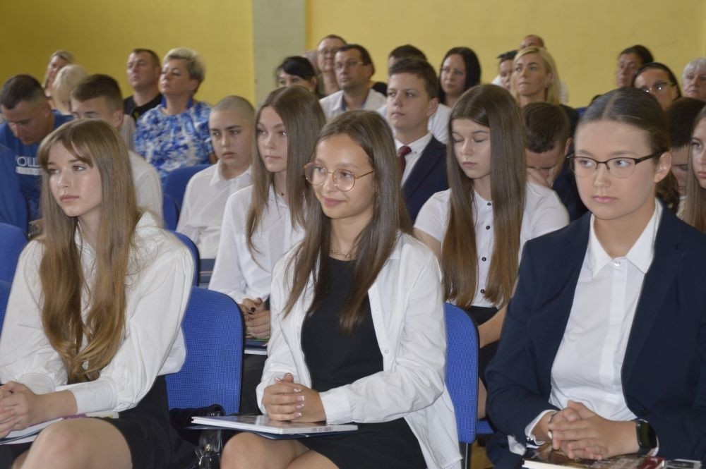 Dnia 20 czerwca odbyło się uroczyste zakończenie roku klas ósmych. Wśród zaproszonych gości była Burmistrz Pasłęka pani Elżbieta Wasiuk, pan Piotr Borysewicz wiceprezes klubu sportowego Polonii Pasłęk, trener  lekkiej atletyki oraz przewodnicząca Rady Rodziców pani Anna Szymanek. Uroczystość rozpoczęła się od przekazania pocztu sztandarowego uczniom klasom siódmym. Następnie wychowawcy klas i pani dyrektor Agnieszka Cieklińska wręczyli nagrody uczniom kończącym szkołę z wyróżnieniem a ich rodzicom listy gratulacyjne. Wszyscy uczniowie z klasy 8a i 8b otrzymali świadectwo ukończenia Szkoły Podstawowej nr 2.Gratulacje !
 Uroczystość uświetniły piosenki w wykonaniu dziewcząt z klasy 6 b i Jakuba Parzycha z klasy 5b. Naszym absolwentom życzymy sukcesów i chcielibyśmy by zawsze pamiętali o latach spędzonych w naszej „Dwójce”.
