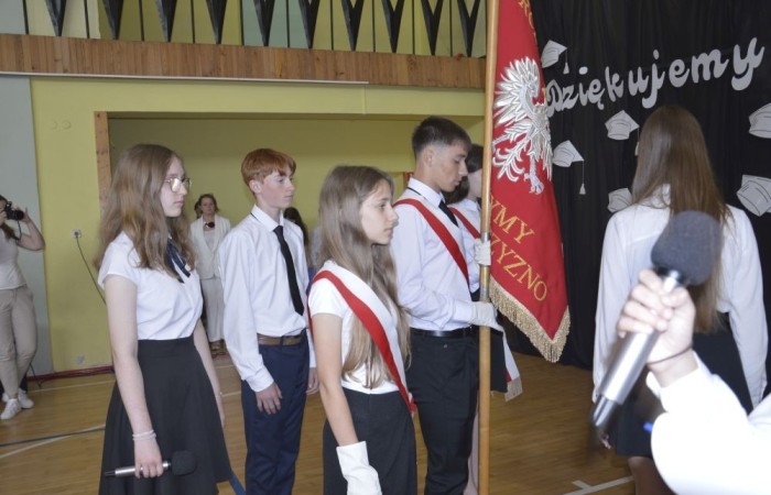 Dnia 20 czerwca odbyło się uroczyste zakończenie roku klas ósmych. Wśród zaproszonych gości była Burmistrz Pasłęka pani Elżbieta Wasiuk, pan Piotr Borysewicz wiceprezes klubu sportowego Polonii Pasłęk, trener  lekkiej atletyki oraz przewodnicząca Rady Rodziców pani Anna Szymanek. Uroczystość rozpoczęła się od przekazania pocztu sztandarowego uczniom klasom siódmym. Następnie wychowawcy klas i pani dyrektor Agnieszka Cieklińska wręczyli nagrody uczniom kończącym szkołę z wyróżnieniem a ich rodzicom listy gratulacyjne. Wszyscy uczniowie z klasy 8a i 8b otrzymali świadectwo ukończenia Szkoły Podstawowej nr 2.Gratulacje !
 Uroczystość uświetniły piosenki w wykonaniu dziewcząt z klasy 6 b i Jakuba Parzycha z klasy 5b. Naszym absolwentom życzymy sukcesów i chcielibyśmy by zawsze pamiętali o latach spędzonych w naszej „Dwójce”.
