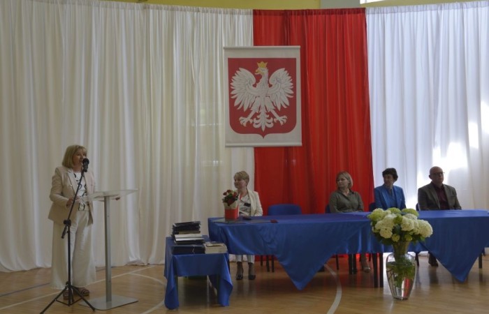 Dnia 20 czerwca odbyło się uroczyste zakończenie roku klas ósmych. Wśród zaproszonych gości była Burmistrz Pasłęka pani Elżbieta Wasiuk, pan Piotr Borysewicz wiceprezes klubu sportowego Polonii Pasłęk, trener  lekkiej atletyki oraz przewodnicząca Rady Rodziców pani Anna Szymanek. Uroczystość rozpoczęła się od przekazania pocztu sztandarowego uczniom klasom siódmym. Następnie wychowawcy klas i pani dyrektor Agnieszka Cieklińska wręczyli nagrody uczniom kończącym szkołę z wyróżnieniem a ich rodzicom listy gratulacyjne. Wszyscy uczniowie z klasy 8a i 8b otrzymali świadectwo ukończenia Szkoły Podstawowej nr 2.Gratulacje !
 Uroczystość uświetniły piosenki w wykonaniu dziewcząt z klasy 6 b i Jakuba Parzycha z klasy 5b. Naszym absolwentom życzymy sukcesów i chcielibyśmy by zawsze pamiętali o latach spędzonych w naszej „Dwójce”.
