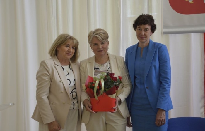 Dnia 20 czerwca odbyło się uroczyste zakończenie roku klas ósmych. Wśród zaproszonych gości była Burmistrz Pasłęka pani Elżbieta Wasiuk, pan Piotr Borysewicz wiceprezes klubu sportowego Polonii Pasłęk, trener  lekkiej atletyki oraz przewodnicząca Rady Rodziców pani Anna Szymanek. Uroczystość rozpoczęła się od przekazania pocztu sztandarowego uczniom klasom siódmym. Następnie wychowawcy klas i pani dyrektor Agnieszka Cieklińska wręczyli nagrody uczniom kończącym szkołę z wyróżnieniem a ich rodzicom listy gratulacyjne. Wszyscy uczniowie z klasy 8a i 8b otrzymali świadectwo ukończenia Szkoły Podstawowej nr 2.Gratulacje !
 Uroczystość uświetniły piosenki w wykonaniu dziewcząt z klasy 6 b i Jakuba Parzycha z klasy 5b. Naszym absolwentom życzymy sukcesów i chcielibyśmy by zawsze pamiętali o latach spędzonych w naszej „Dwójce”.
