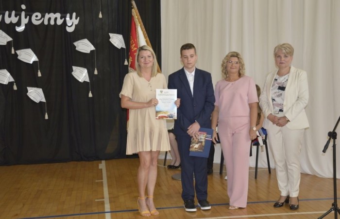 Dnia 20 czerwca odbyło się uroczyste zakończenie roku klas ósmych. Wśród zaproszonych gości była Burmistrz Pasłęka pani Elżbieta Wasiuk, pan Piotr Borysewicz wiceprezes klubu sportowego Polonii Pasłęk, trener  lekkiej atletyki oraz przewodnicząca Rady Rodziców pani Anna Szymanek. Uroczystość rozpoczęła się od przekazania pocztu sztandarowego uczniom klasom siódmym. Następnie wychowawcy klas i pani dyrektor Agnieszka Cieklińska wręczyli nagrody uczniom kończącym szkołę z wyróżnieniem a ich rodzicom listy gratulacyjne. Wszyscy uczniowie z klasy 8a i 8b otrzymali świadectwo ukończenia Szkoły Podstawowej nr 2.Gratulacje !
 Uroczystość uświetniły piosenki w wykonaniu dziewcząt z klasy 6 b i Jakuba Parzycha z klasy 5b. Naszym absolwentom życzymy sukcesów i chcielibyśmy by zawsze pamiętali o latach spędzonych w naszej „Dwójce”.
