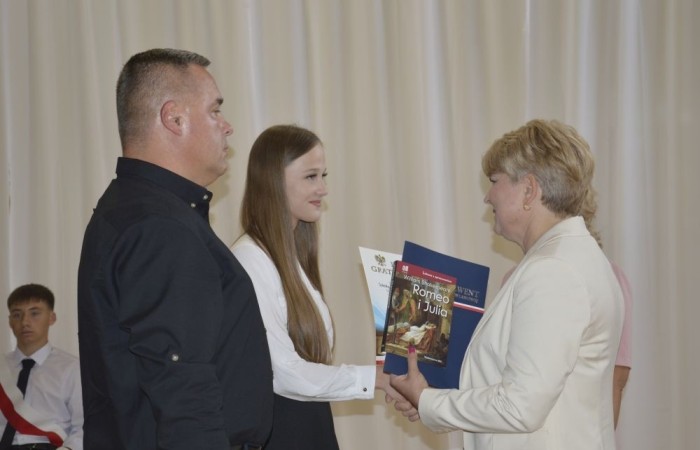 Dnia 20 czerwca odbyło się uroczyste zakończenie roku klas ósmych. Wśród zaproszonych gości była Burmistrz Pasłęka pani Elżbieta Wasiuk, pan Piotr Borysewicz wiceprezes klubu sportowego Polonii Pasłęk, trener  lekkiej atletyki oraz przewodnicząca Rady Rodziców pani Anna Szymanek. Uroczystość rozpoczęła się od przekazania pocztu sztandarowego uczniom klasom siódmym. Następnie wychowawcy klas i pani dyrektor Agnieszka Cieklińska wręczyli nagrody uczniom kończącym szkołę z wyróżnieniem a ich rodzicom listy gratulacyjne. Wszyscy uczniowie z klasy 8a i 8b otrzymali świadectwo ukończenia Szkoły Podstawowej nr 2.Gratulacje !
 Uroczystość uświetniły piosenki w wykonaniu dziewcząt z klasy 6 b i Jakuba Parzycha z klasy 5b. Naszym absolwentom życzymy sukcesów i chcielibyśmy by zawsze pamiętali o latach spędzonych w naszej „Dwójce”.
