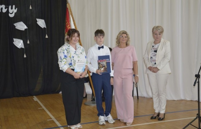 Dnia 20 czerwca odbyło się uroczyste zakończenie roku klas ósmych. Wśród zaproszonych gości była Burmistrz Pasłęka pani Elżbieta Wasiuk, pan Piotr Borysewicz wiceprezes klubu sportowego Polonii Pasłęk, trener  lekkiej atletyki oraz przewodnicząca Rady Rodziców pani Anna Szymanek. Uroczystość rozpoczęła się od przekazania pocztu sztandarowego uczniom klasom siódmym. Następnie wychowawcy klas i pani dyrektor Agnieszka Cieklińska wręczyli nagrody uczniom kończącym szkołę z wyróżnieniem a ich rodzicom listy gratulacyjne. Wszyscy uczniowie z klasy 8a i 8b otrzymali świadectwo ukończenia Szkoły Podstawowej nr 2.Gratulacje !
 Uroczystość uświetniły piosenki w wykonaniu dziewcząt z klasy 6 b i Jakuba Parzycha z klasy 5b. Naszym absolwentom życzymy sukcesów i chcielibyśmy by zawsze pamiętali o latach spędzonych w naszej „Dwójce”.
