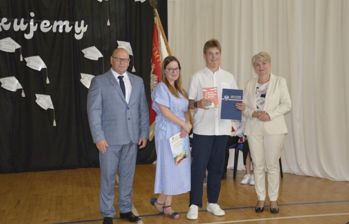 Dnia 20 czerwca odbyło się uroczyste zakończenie roku klas ósmych. Wśród zaproszonych gości była Burmistrz Pasłęka pani Elżbieta Wasiuk, pan Piotr Borysewicz wiceprezes klubu sportowego Polonii Pasłęk, trener  lekkiej atletyki oraz przewodnicząca Rady Rodziców pani Anna Szymanek. Uroczystość rozpoczęła się od przekazania pocztu sztandarowego uczniom klasom siódmym. Następnie wychowawcy klas i pani dyrektor Agnieszka Cieklińska wręczyli nagrody uczniom kończącym szkołę z wyróżnieniem a ich rodzicom listy gratulacyjne. Wszyscy uczniowie z klasy 8a i 8b otrzymali świadectwo ukończenia Szkoły Podstawowej nr 2.Gratulacje !
 Uroczystość uświetniły piosenki w wykonaniu dziewcząt z klasy 6 b i Jakuba Parzycha z klasy 5b. Naszym absolwentom życzymy sukcesów i chcielibyśmy by zawsze pamiętali o latach spędzonych w naszej „Dwójce”.
