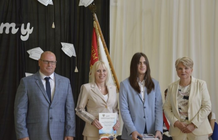 Dnia 20 czerwca odbyło się uroczyste zakończenie roku klas ósmych. Wśród zaproszonych gości była Burmistrz Pasłęka pani Elżbieta Wasiuk, pan Piotr Borysewicz wiceprezes klubu sportowego Polonii Pasłęk, trener  lekkiej atletyki oraz przewodnicząca Rady Rodziców pani Anna Szymanek. Uroczystość rozpoczęła się od przekazania pocztu sztandarowego uczniom klasom siódmym. Następnie wychowawcy klas i pani dyrektor Agnieszka Cieklińska wręczyli nagrody uczniom kończącym szkołę z wyróżnieniem a ich rodzicom listy gratulacyjne. Wszyscy uczniowie z klasy 8a i 8b otrzymali świadectwo ukończenia Szkoły Podstawowej nr 2.Gratulacje !
 Uroczystość uświetniły piosenki w wykonaniu dziewcząt z klasy 6 b i Jakuba Parzycha z klasy 5b. Naszym absolwentom życzymy sukcesów i chcielibyśmy by zawsze pamiętali o latach spędzonych w naszej „Dwójce”.
