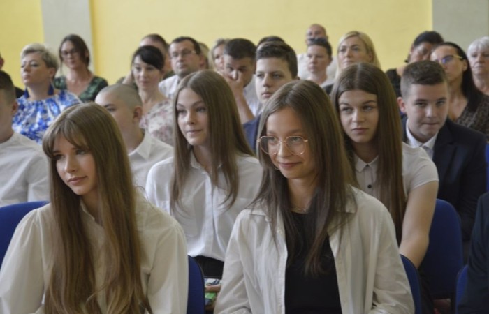 Dnia 20 czerwca odbyło się uroczyste zakończenie roku klas ósmych. Wśród zaproszonych gości była Burmistrz Pasłęka pani Elżbieta Wasiuk, pan Piotr Borysewicz wiceprezes klubu sportowego Polonii Pasłęk, trener  lekkiej atletyki oraz przewodnicząca Rady Rodziców pani Anna Szymanek. Uroczystość rozpoczęła się od przekazania pocztu sztandarowego uczniom klasom siódmym. Następnie wychowawcy klas i pani dyrektor Agnieszka Cieklińska wręczyli nagrody uczniom kończącym szkołę z wyróżnieniem a ich rodzicom listy gratulacyjne. Wszyscy uczniowie z klasy 8a i 8b otrzymali świadectwo ukończenia Szkoły Podstawowej nr 2.Gratulacje !
 Uroczystość uświetniły piosenki w wykonaniu dziewcząt z klasy 6 b i Jakuba Parzycha z klasy 5b. Naszym absolwentom życzymy sukcesów i chcielibyśmy by zawsze pamiętali o latach spędzonych w naszej „Dwójce”.
