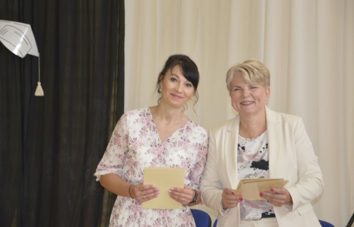 Dnia 20 czerwca odbyło się uroczyste zakończenie roku klas ósmych. Wśród zaproszonych gości była Burmistrz Pasłęka pani Elżbieta Wasiuk, pan Piotr Borysewicz wiceprezes klubu sportowego Polonii Pasłęk, trener  lekkiej atletyki oraz przewodnicząca Rady Rodziców pani Anna Szymanek. Uroczystość rozpoczęła się od przekazania pocztu sztandarowego uczniom klasom siódmym. Następnie wychowawcy klas i pani dyrektor Agnieszka Cieklińska wręczyli nagrody uczniom kończącym szkołę z wyróżnieniem a ich rodzicom listy gratulacyjne. Wszyscy uczniowie z klasy 8a i 8b otrzymali świadectwo ukończenia Szkoły Podstawowej nr 2.Gratulacje !
 Uroczystość uświetniły piosenki w wykonaniu dziewcząt z klasy 6 b i Jakuba Parzycha z klasy 5b. Naszym absolwentom życzymy sukcesów i chcielibyśmy by zawsze pamiętali o latach spędzonych w naszej „Dwójce”.
