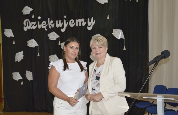 Dnia 20 czerwca odbyło się uroczyste zakończenie roku klas ósmych. Wśród zaproszonych gości była Burmistrz Pasłęka pani Elżbieta Wasiuk, pan Piotr Borysewicz wiceprezes klubu sportowego Polonii Pasłęk, trener  lekkiej atletyki oraz przewodnicząca Rady Rodziców pani Anna Szymanek. Uroczystość rozpoczęła się od przekazania pocztu sztandarowego uczniom klasom siódmym. Następnie wychowawcy klas i pani dyrektor Agnieszka Cieklińska wręczyli nagrody uczniom kończącym szkołę z wyróżnieniem a ich rodzicom listy gratulacyjne. Wszyscy uczniowie z klasy 8a i 8b otrzymali świadectwo ukończenia Szkoły Podstawowej nr 2.Gratulacje !
 Uroczystość uświetniły piosenki w wykonaniu dziewcząt z klasy 6 b i Jakuba Parzycha z klasy 5b. Naszym absolwentom życzymy sukcesów i chcielibyśmy by zawsze pamiętali o latach spędzonych w naszej „Dwójce”.
