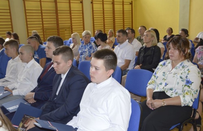 Dnia 20 czerwca odbyło się uroczyste zakończenie roku klas ósmych. Wśród zaproszonych gości była Burmistrz Pasłęka pani Elżbieta Wasiuk, pan Piotr Borysewicz wiceprezes klubu sportowego Polonii Pasłęk, trener  lekkiej atletyki oraz przewodnicząca Rady Rodziców pani Anna Szymanek. Uroczystość rozpoczęła się od przekazania pocztu sztandarowego uczniom klasom siódmym. Następnie wychowawcy klas i pani dyrektor Agnieszka Cieklińska wręczyli nagrody uczniom kończącym szkołę z wyróżnieniem a ich rodzicom listy gratulacyjne. Wszyscy uczniowie z klasy 8a i 8b otrzymali świadectwo ukończenia Szkoły Podstawowej nr 2.Gratulacje !
 Uroczystość uświetniły piosenki w wykonaniu dziewcząt z klasy 6 b i Jakuba Parzycha z klasy 5b. Naszym absolwentom życzymy sukcesów i chcielibyśmy by zawsze pamiętali o latach spędzonych w naszej „Dwójce”.
