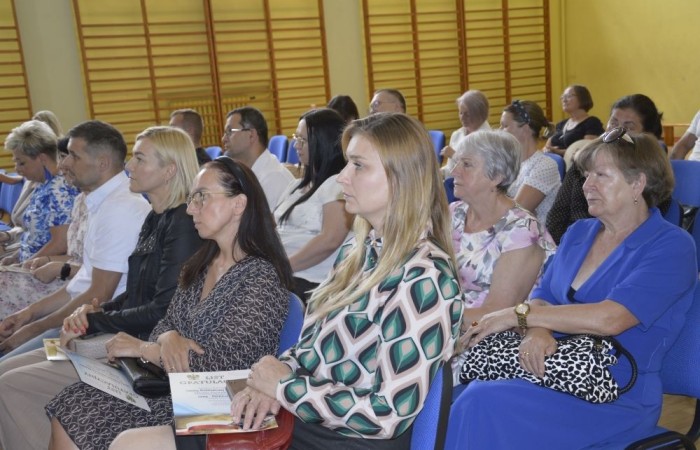 Dnia 20 czerwca odbyło się uroczyste zakończenie roku klas ósmych. Wśród zaproszonych gości była Burmistrz Pasłęka pani Elżbieta Wasiuk, pan Piotr Borysewicz wiceprezes klubu sportowego Polonii Pasłęk, trener  lekkiej atletyki oraz przewodnicząca Rady Rodziców pani Anna Szymanek. Uroczystość rozpoczęła się od przekazania pocztu sztandarowego uczniom klasom siódmym. Następnie wychowawcy klas i pani dyrektor Agnieszka Cieklińska wręczyli nagrody uczniom kończącym szkołę z wyróżnieniem a ich rodzicom listy gratulacyjne. Wszyscy uczniowie z klasy 8a i 8b otrzymali świadectwo ukończenia Szkoły Podstawowej nr 2.Gratulacje !
 Uroczystość uświetniły piosenki w wykonaniu dziewcząt z klasy 6 b i Jakuba Parzycha z klasy 5b. Naszym absolwentom życzymy sukcesów i chcielibyśmy by zawsze pamiętali o latach spędzonych w naszej „Dwójce”.
