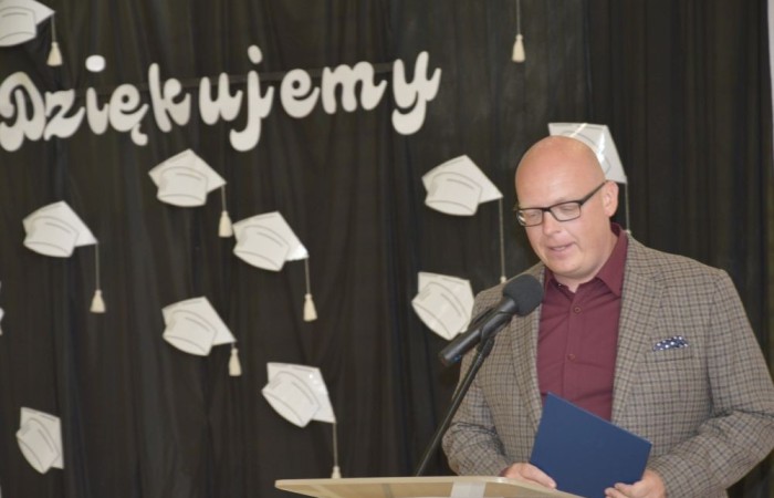 Dnia 20 czerwca odbyło się uroczyste zakończenie roku klas ósmych. Wśród zaproszonych gości była Burmistrz Pasłęka pani Elżbieta Wasiuk, pan Piotr Borysewicz wiceprezes klubu sportowego Polonii Pasłęk, trener  lekkiej atletyki oraz przewodnicząca Rady Rodziców pani Anna Szymanek. Uroczystość rozpoczęła się od przekazania pocztu sztandarowego uczniom klasom siódmym. Następnie wychowawcy klas i pani dyrektor Agnieszka Cieklińska wręczyli nagrody uczniom kończącym szkołę z wyróżnieniem a ich rodzicom listy gratulacyjne. Wszyscy uczniowie z klasy 8a i 8b otrzymali świadectwo ukończenia Szkoły Podstawowej nr 2.Gratulacje !
 Uroczystość uświetniły piosenki w wykonaniu dziewcząt z klasy 6 b i Jakuba Parzycha z klasy 5b. Naszym absolwentom życzymy sukcesów i chcielibyśmy by zawsze pamiętali o latach spędzonych w naszej „Dwójce”.
